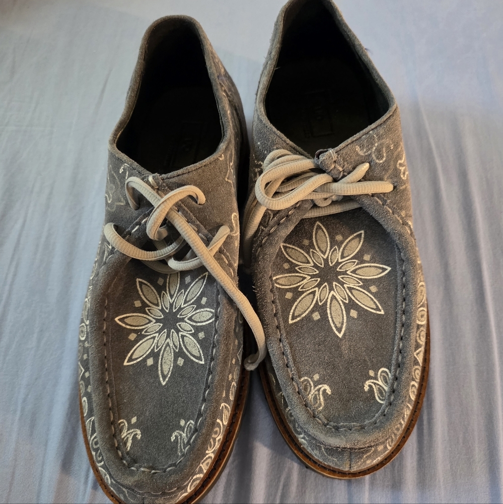 Urban Outfitters Blue Paisley Geoff Wallabee Derby shoes 8M
